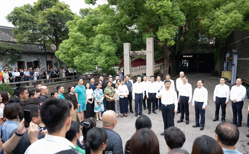 7月5日至7日,中共中央总书记、国家主席、中央军委主席习近平在江苏考察。这是6日上午,习近平在苏州平江历史文化街区,同当地居民和游客亲切交流。